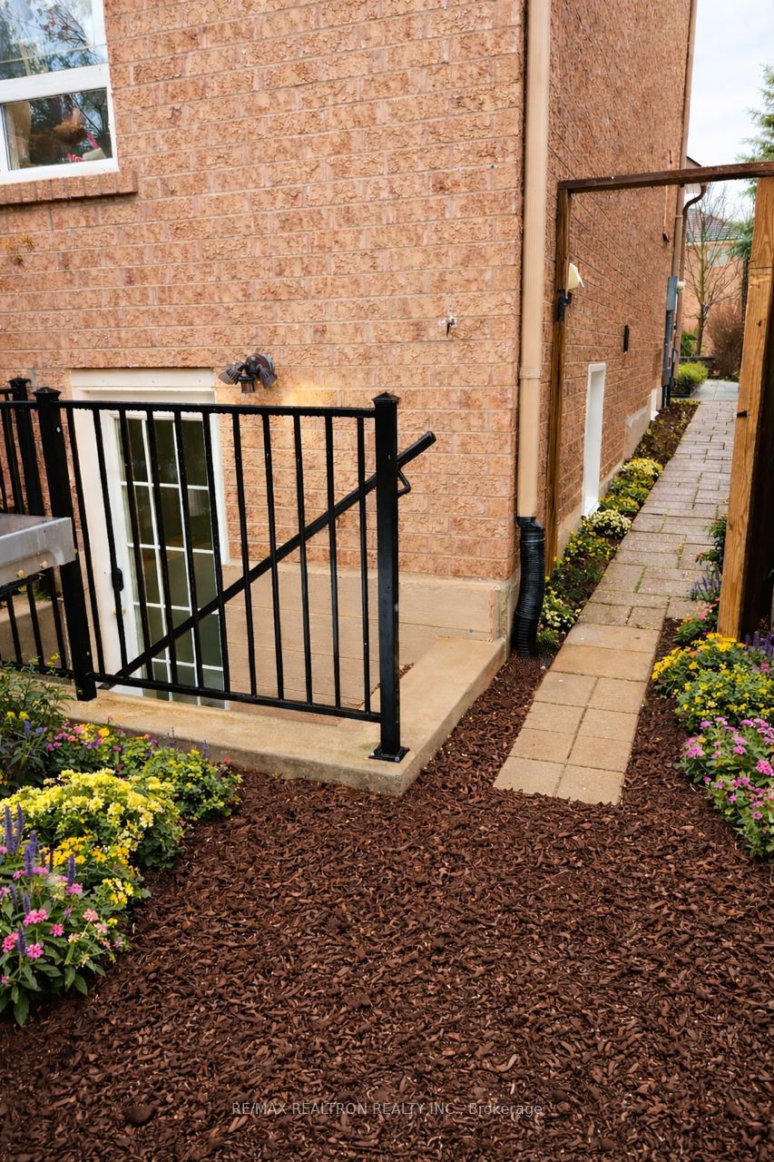 Additional image 4 of 100 Larratt Lane, Richmond Hill, ON, L4C 0E3