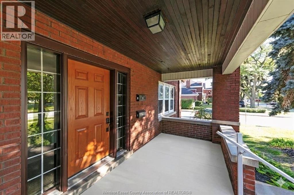 1596 Victoria , Windsor, ON, N8X1P5 photo 2