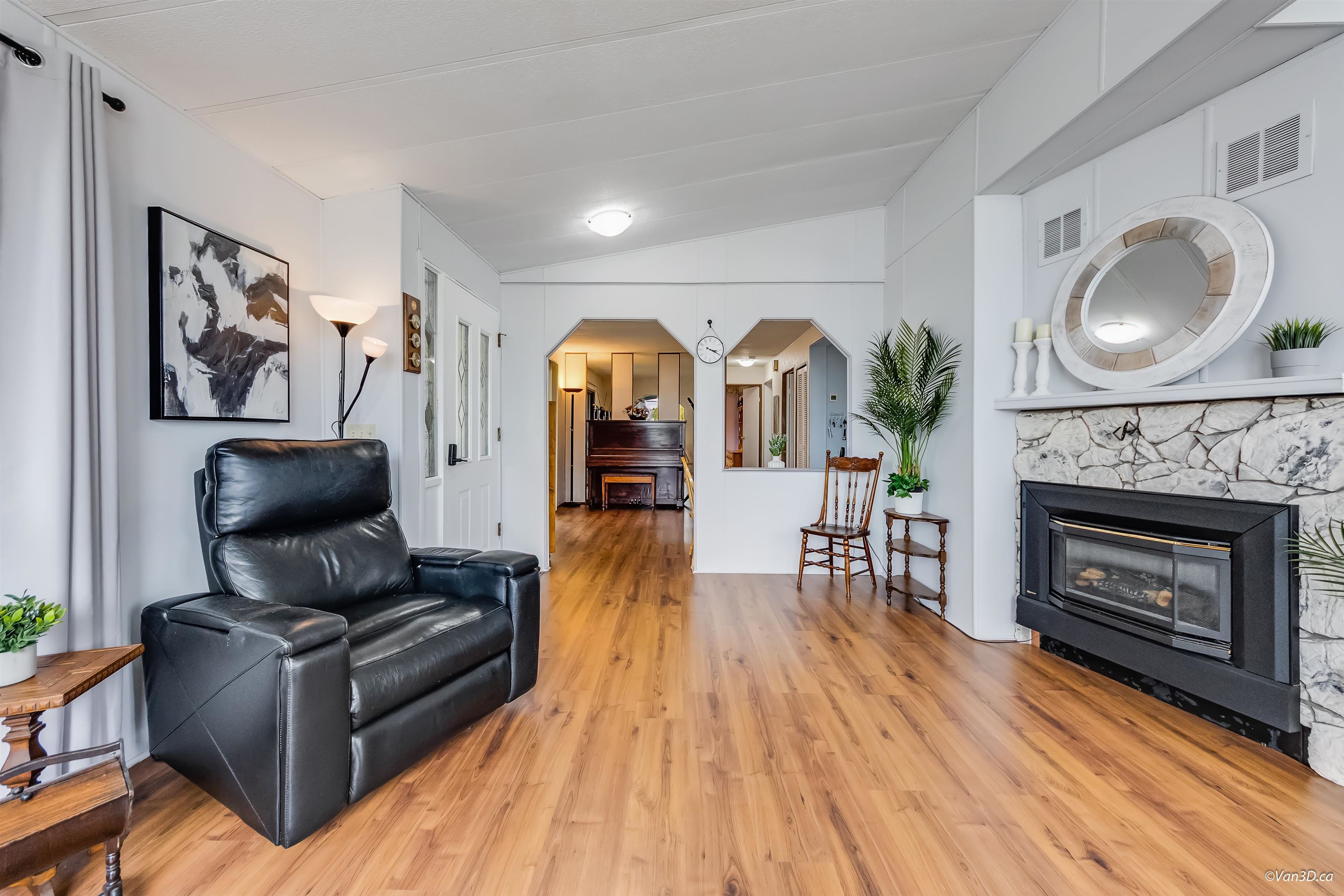 Additional image 4 of 18-2120 King George Boulevard, Surrey, BC, V4A 6Y8