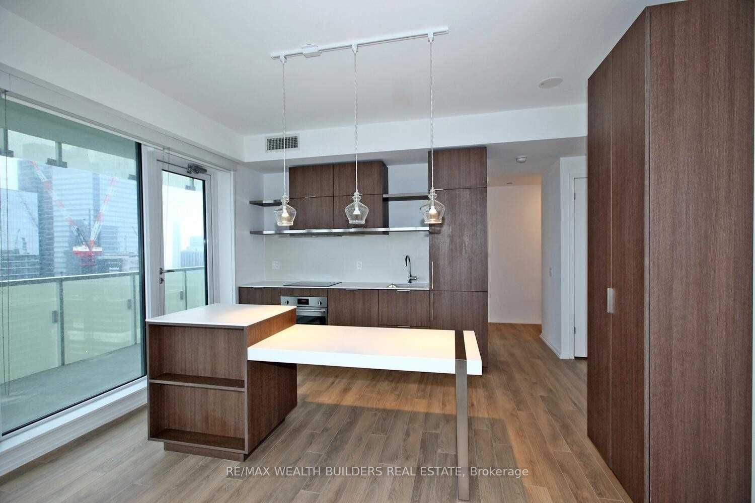 4305-197 Yonge Street, Toronto, ON, M5B 1M4