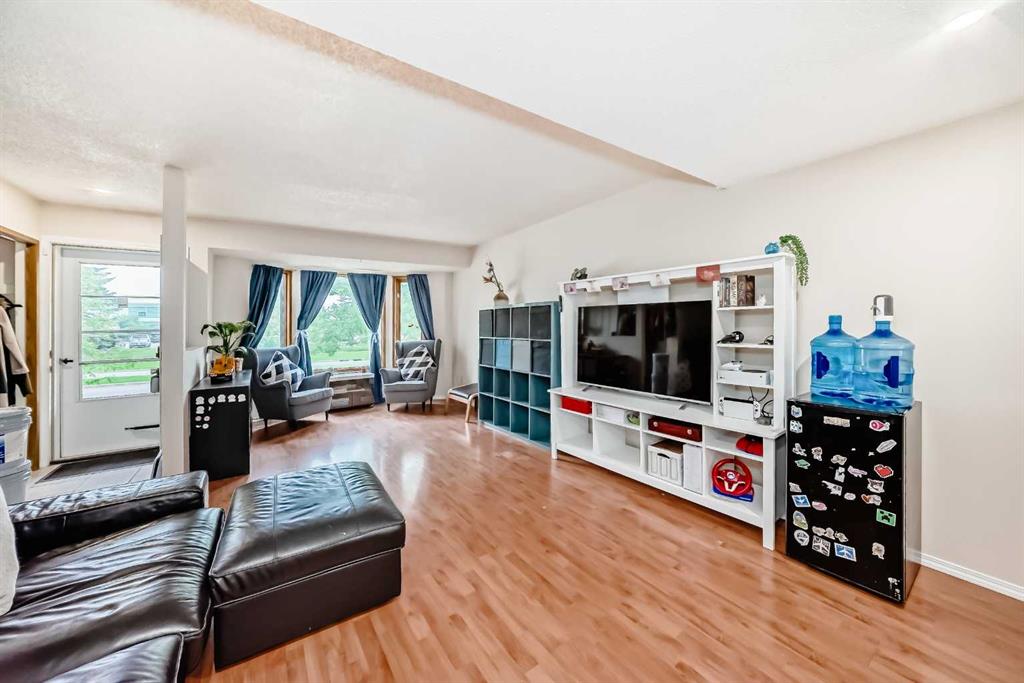 Additional image 6 of 110 Edgeburn Crescent NW, Calgary, AB, T3A 4K3