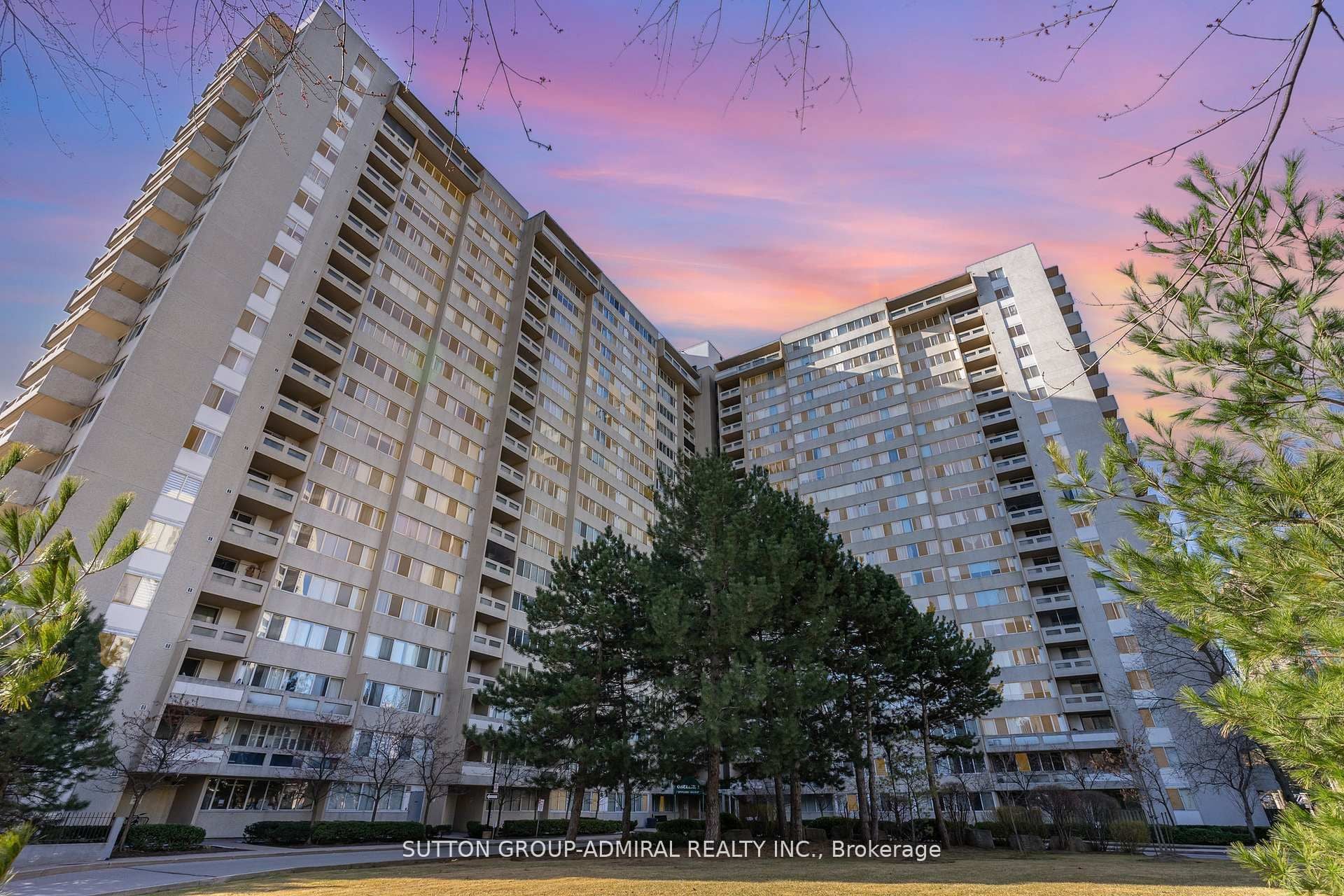 1611-3590 Kaneff Crescent, Mississauga, ON, L5A 3X3