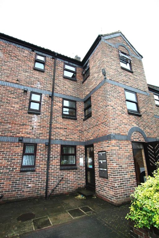 2 bed flat for saleGrammar School Yard, Fish Street, Hull HU1