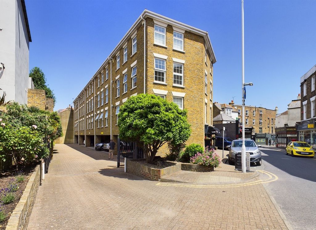2 bed flat for saleYork Street, Broadstairs CT10 photo 2