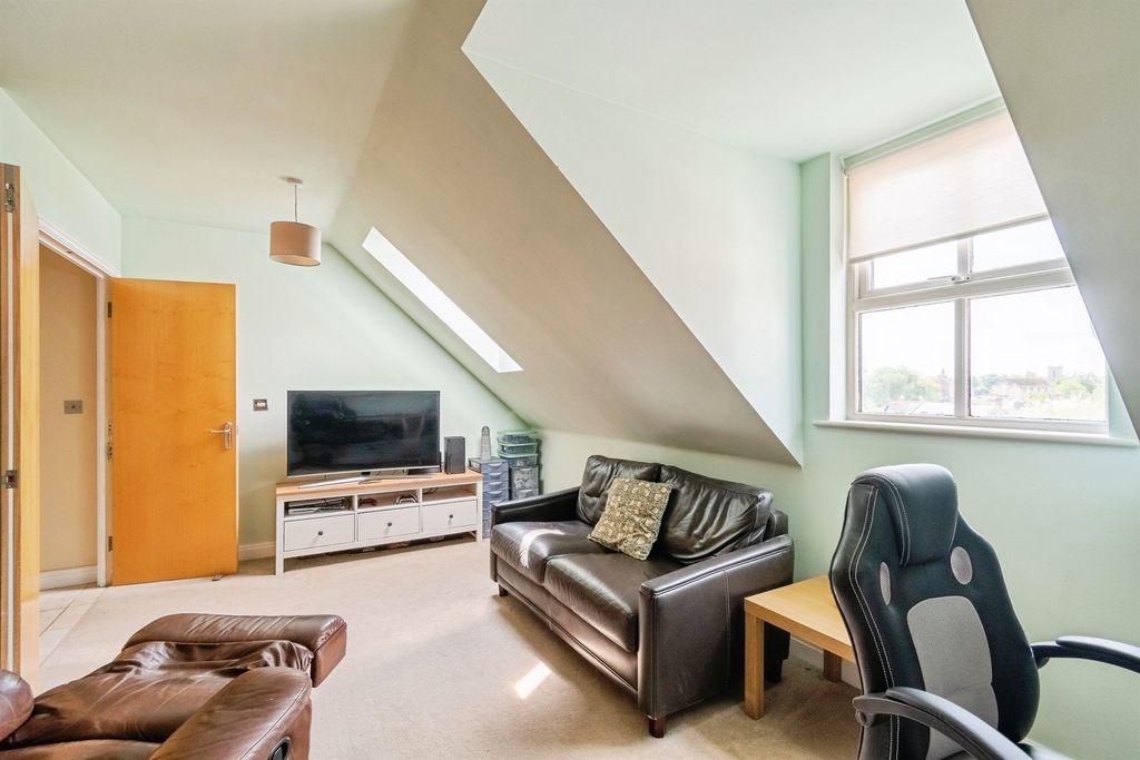 2 bed flat for saleConigre Square, Trowbridge BA14 photo 4