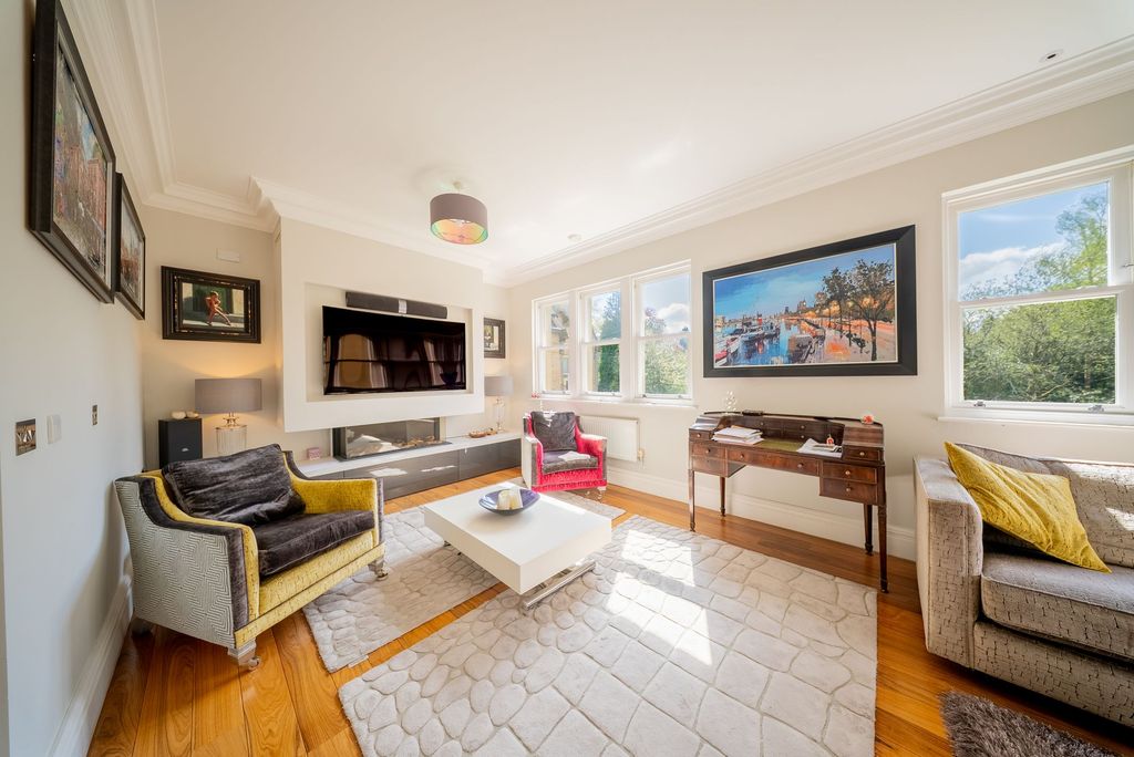 2 bed flat for saleDunham Road, Dunham Mount WA14 photo 4