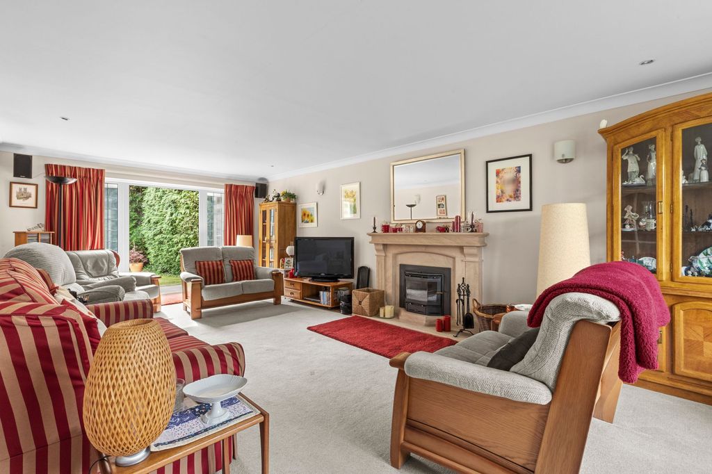 5 bed detached house for saleYew Tree Close, Stoke Mandeville HP22 photo 5