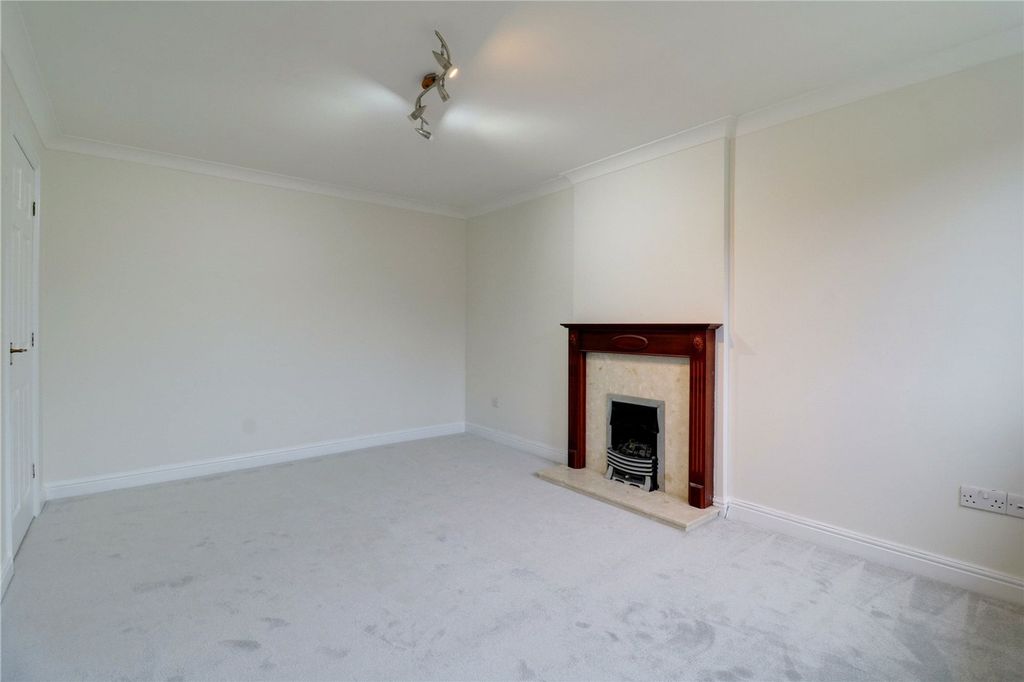 2 bed semi-detached bungalow for saleMiddlegate Close, Barrow-Upon-Humber DN19 photo 4