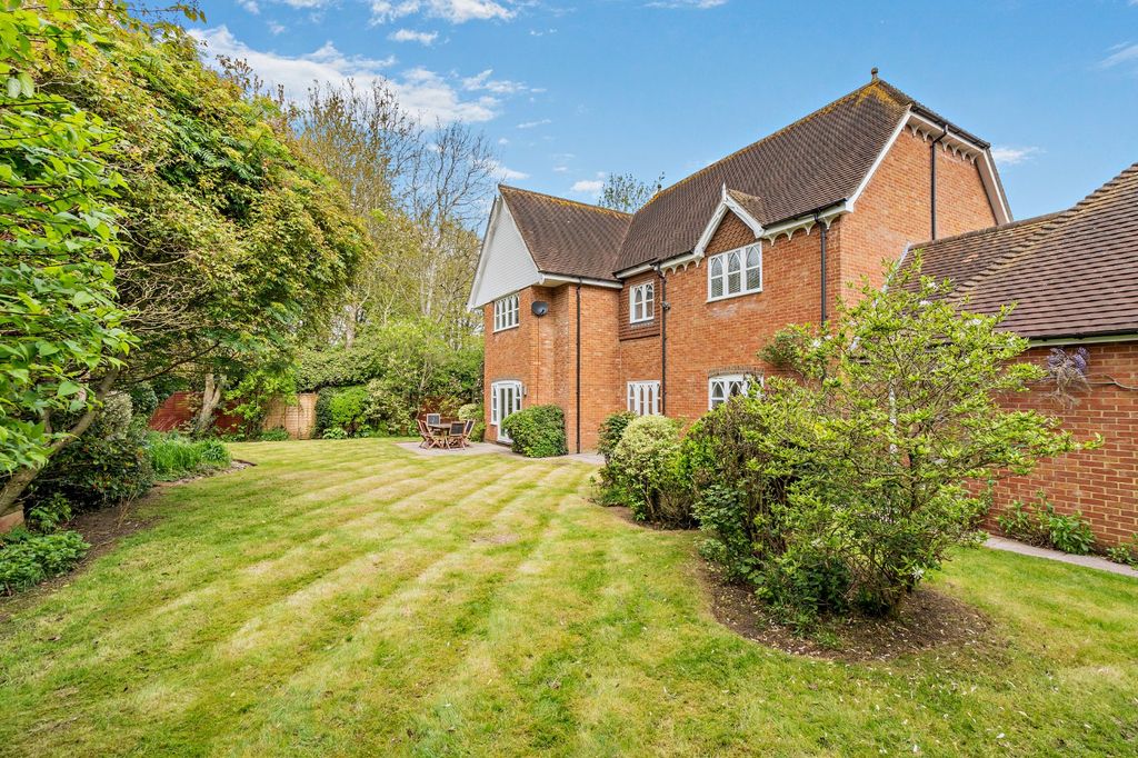 5 bed detached house for saleCleves Lane, Upton Grey, Basingstoke, Hampshire RG25 photo 3