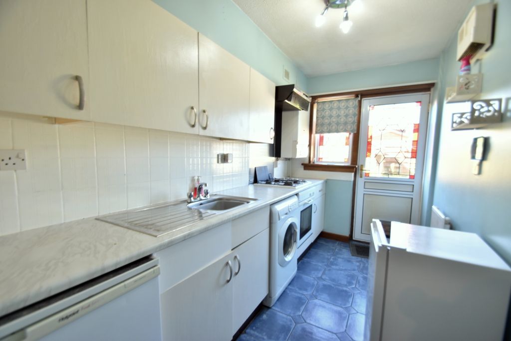 1 bed flat for saleYoung Crescent, Bathgate EH48 photo 5