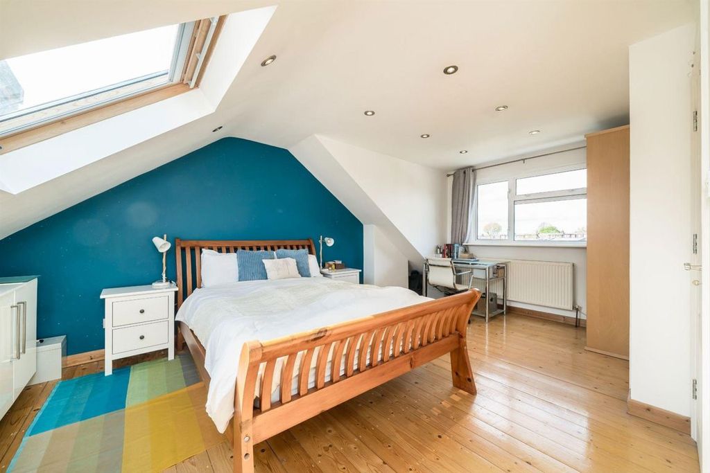 4 bed property for saleThe Ride, Northfields TW8 photo 5
