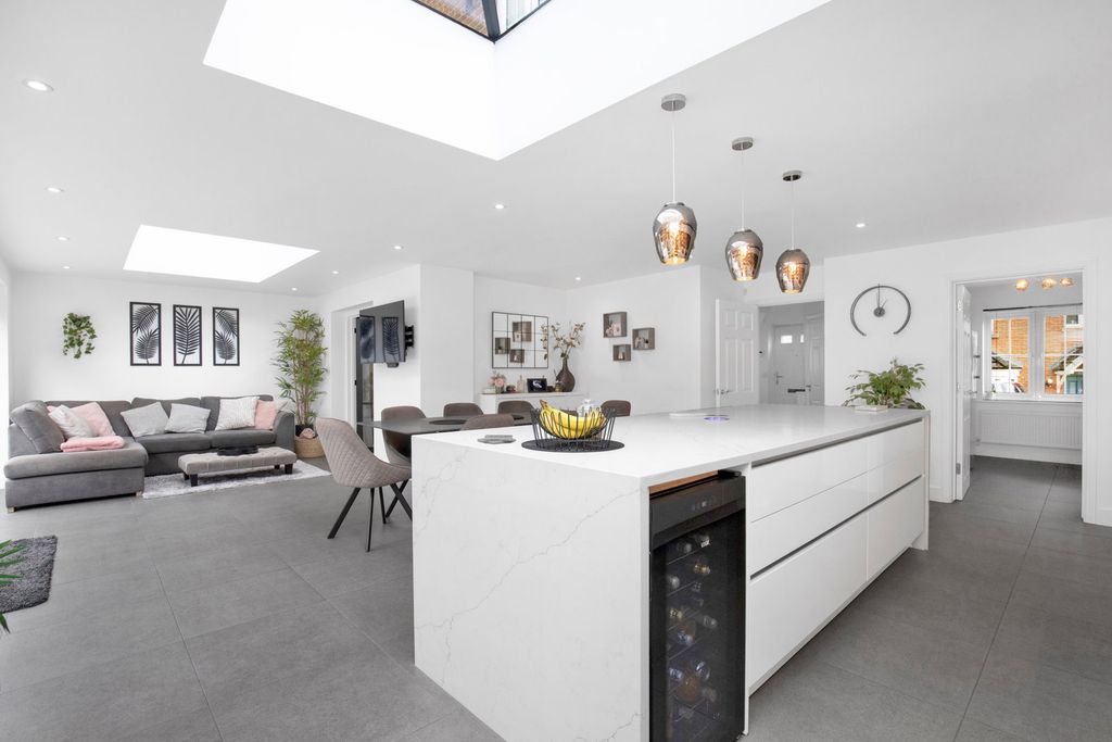 Additional image 2 of 5 bed detached house for saleConnaught Way, Alton GU34