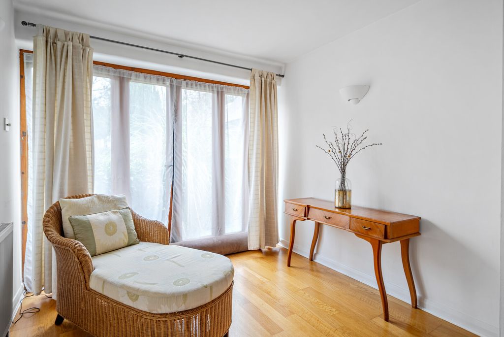 Additional image 6 of 3 bed semi-detached house for saleHatch Farm Mews, Addlestone KT15