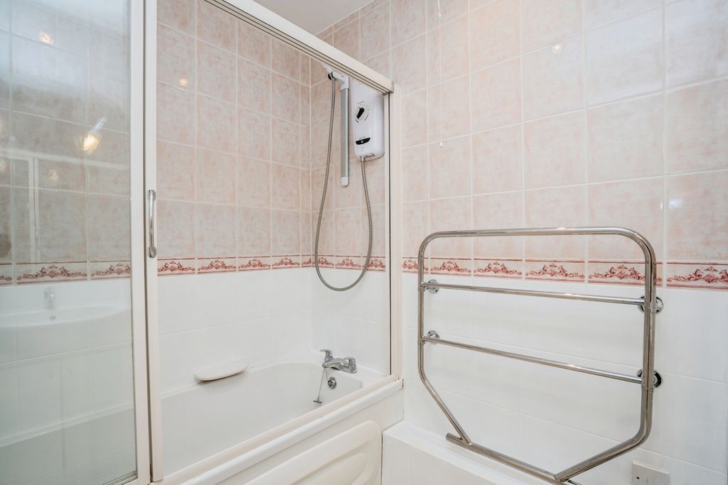 Additional image 8 of 2 bed flat for salePelham Terrace, Emsworth, Hampshire PO10