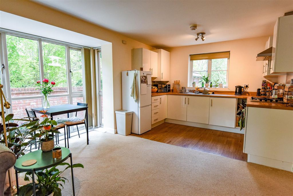 Additional image 2 of 2 bed flat for saleAlexandra Close, Dursley GL11