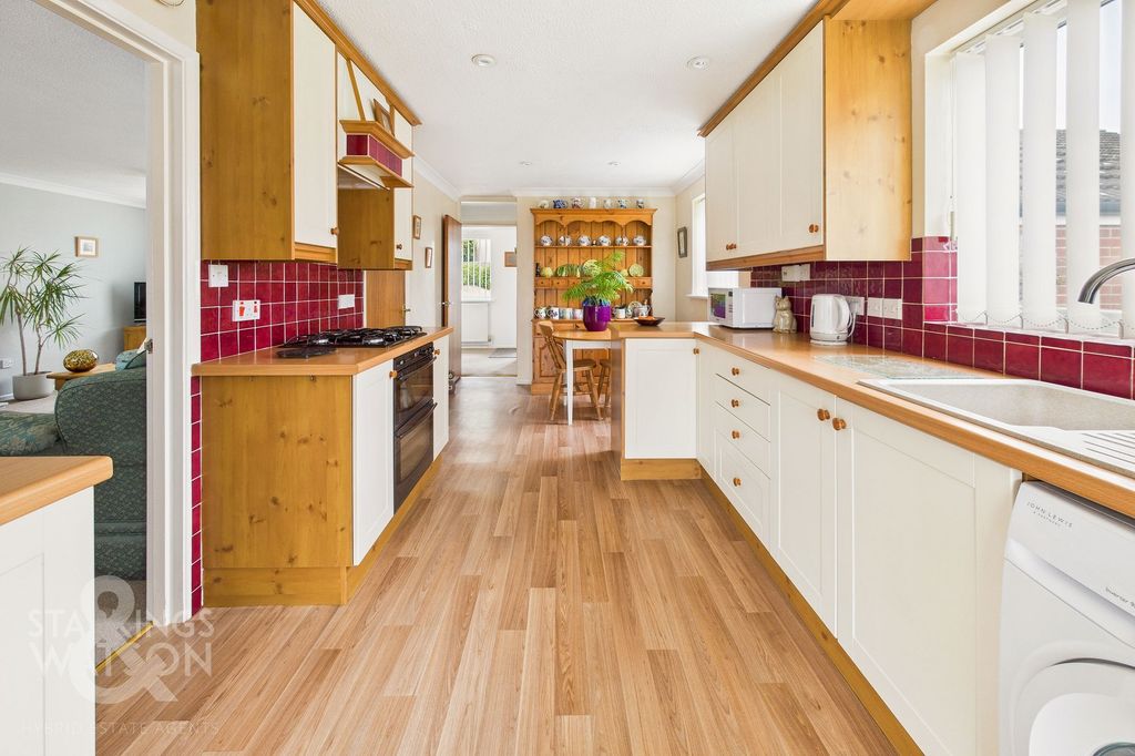 4 bed detached house for saleMessenger Close, Bungay NR35 photo 4