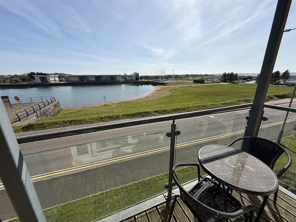 2 bed flat for salePentre Doc Y Gogledd, Llanelli SA15 photo 3