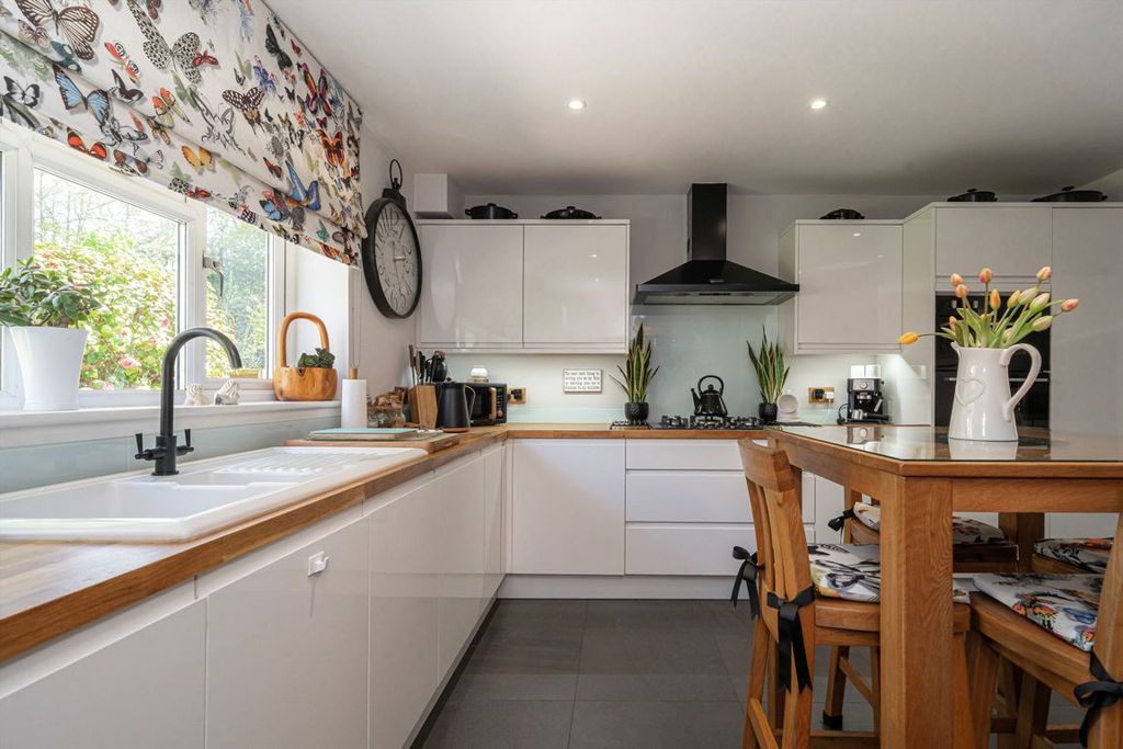 Additional image 3 of 4 bed detached house for saleCommon Lane, Addlestone KT15