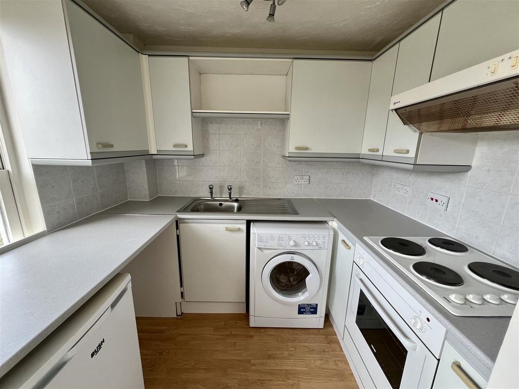 2 bed flat for saleWorcester Road, Malvern WR14 photo 2