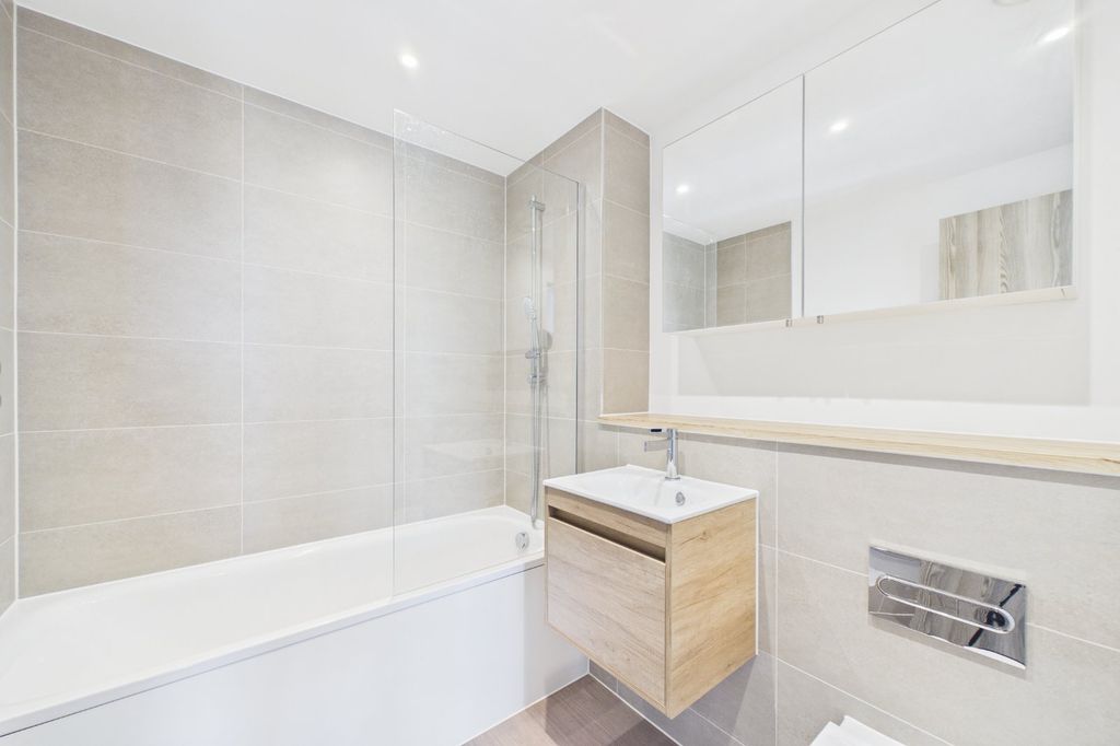 Additional image 8 of 2 bed flat for saleFlagstaff Road, Reading, Berkshire RG2
