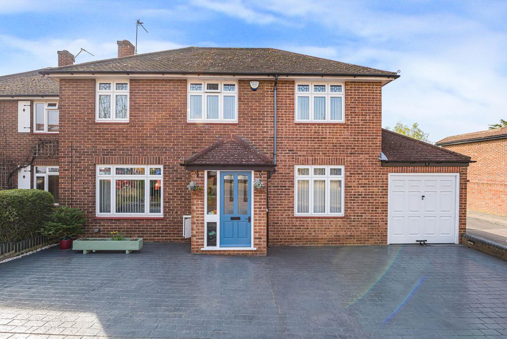 4 bed semi-detached house for saleCold Blow Crescent, Bexley DA5