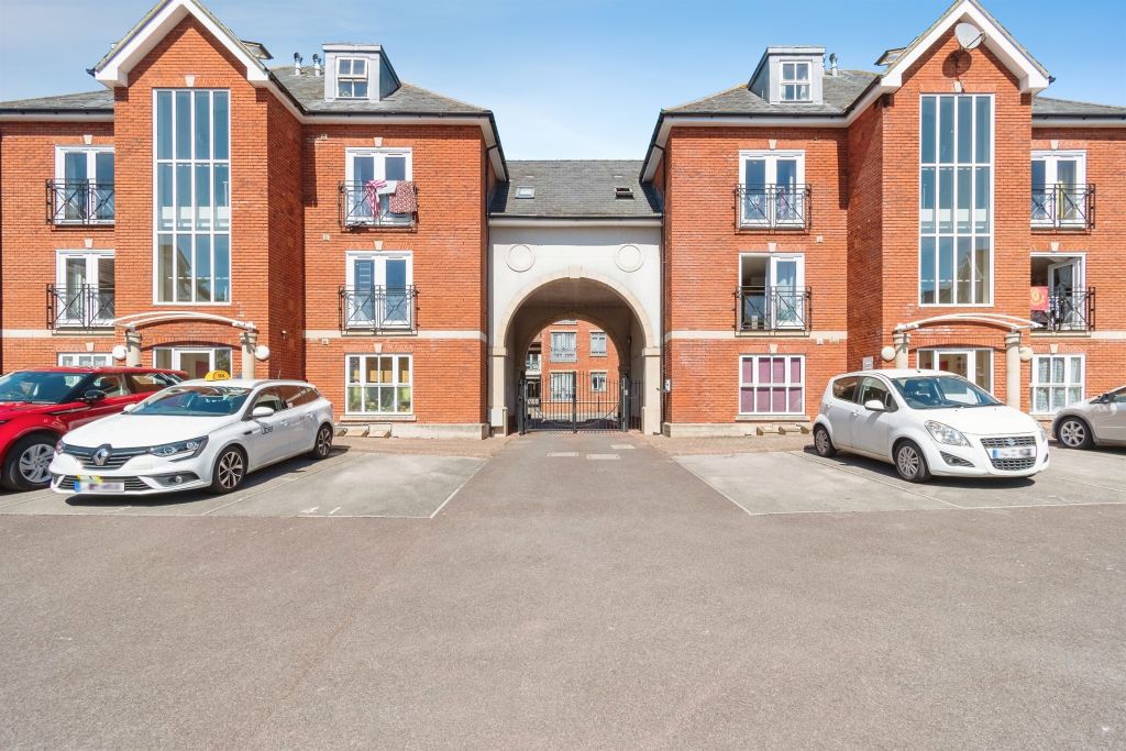 3 bed flat for saleConigre Square, Trowbridge BA14 photo 2