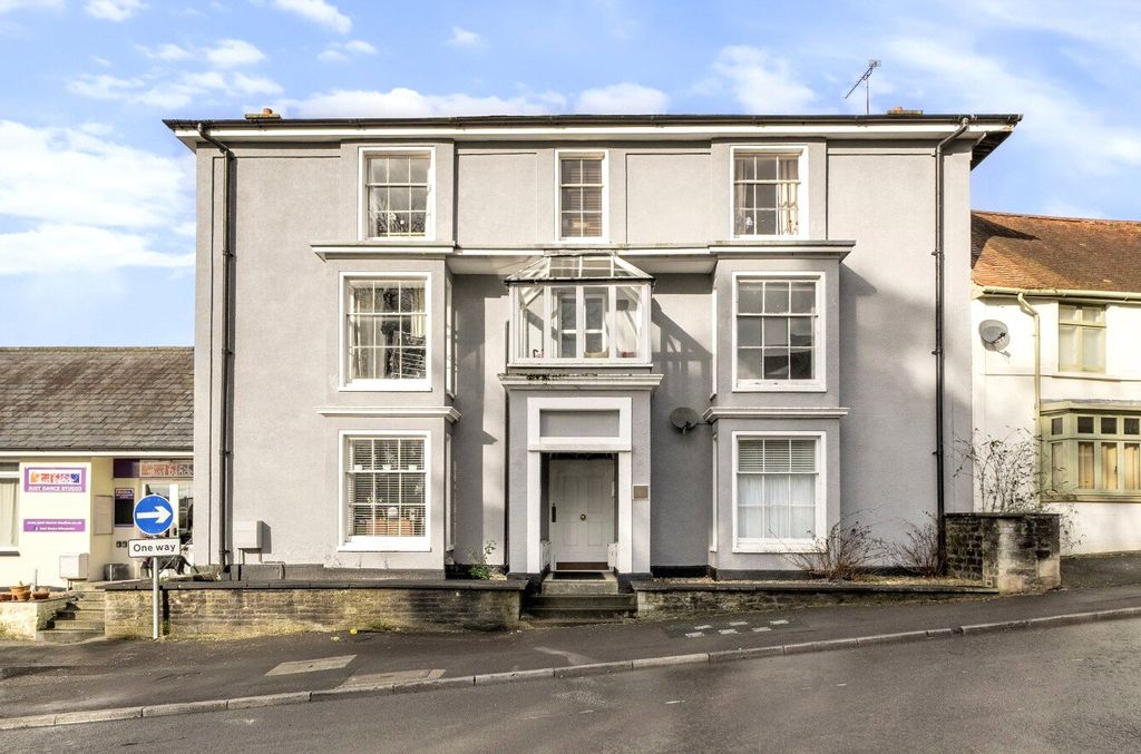 2 bed flat for saleChurch Street, Wincanton, Somerset BA9