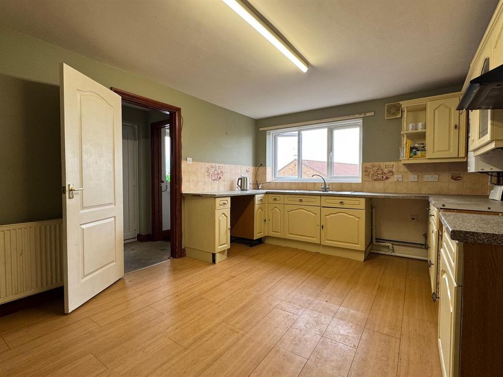 3 bed property for saleDamson Tree Close, Bromyard HR7 photo 4