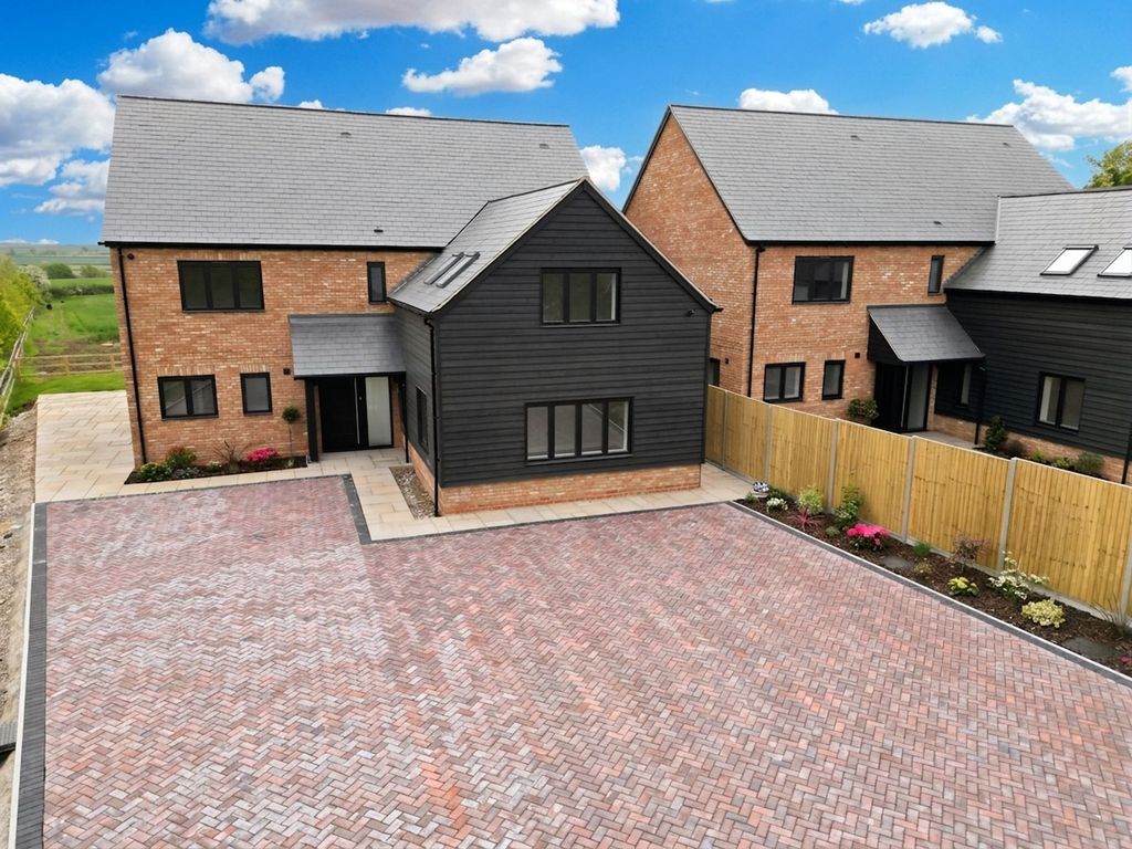 5 bed detached house for saleBenthill Farm, London Road MK18