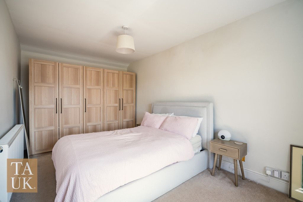 4 bed detached house for saleLlynfaes LL65 photo 4