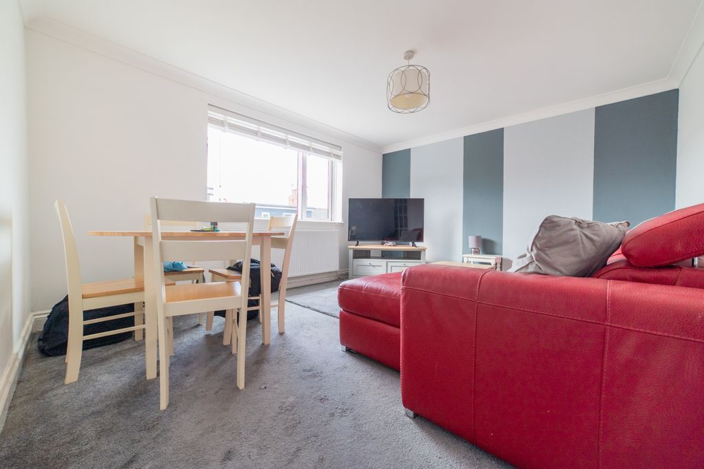 2 bed flat for saleThe Philog, Whitchurch CF14 photo 2