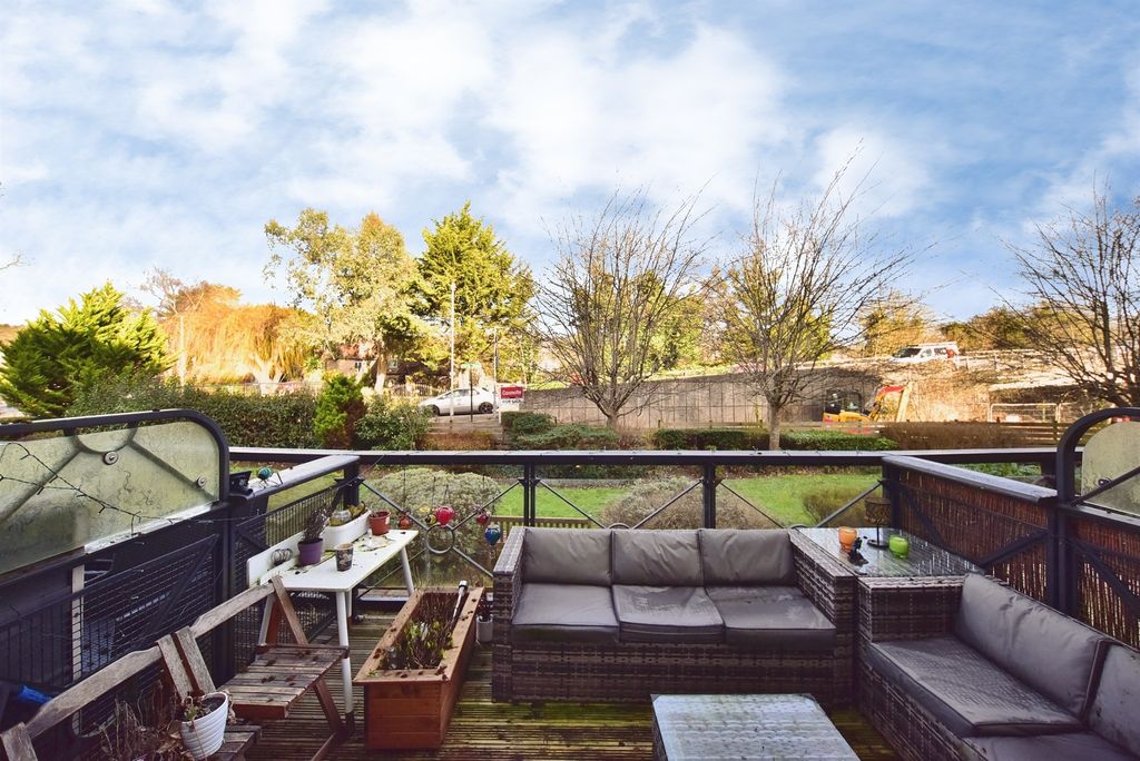 Additional image 3 of 4 bed property for saleMedway Court, Aylesford ME20