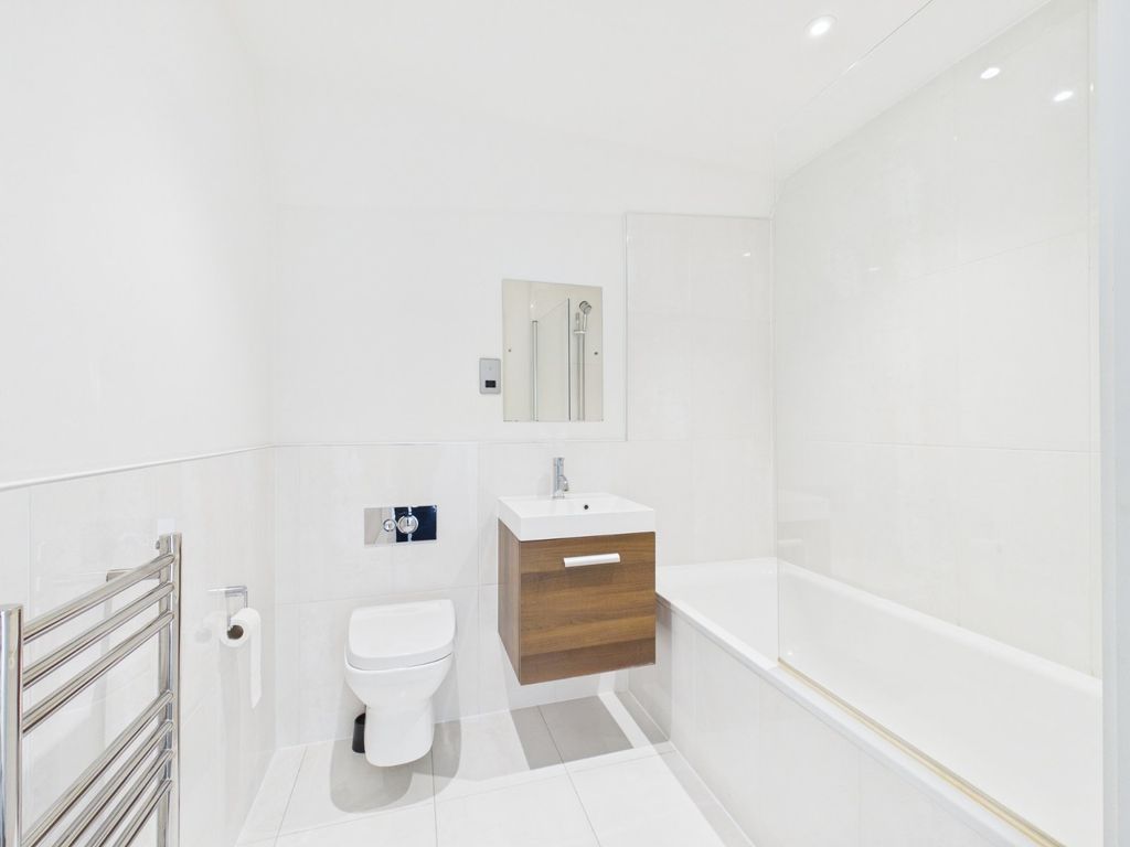 Additional image 7 of 2 bed flat for saleRegent Place, 75 Sycamore Road, Amersham, Buckinghamshire HP6