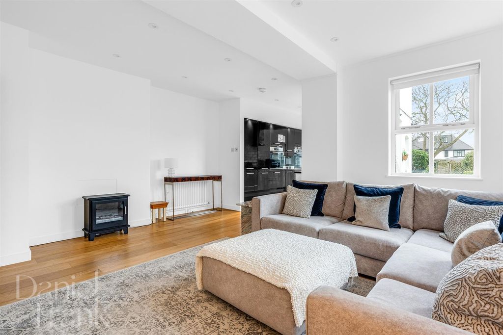Additional image 9 of 4 bed semi-detached house for saleQueens Road, Buckhurst Hill IG9