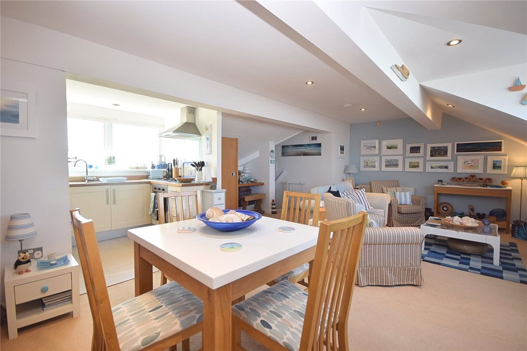 Additional image 4 of 2 bed flat for saleMarine Parade, Tywyn, Gwynedd LL36