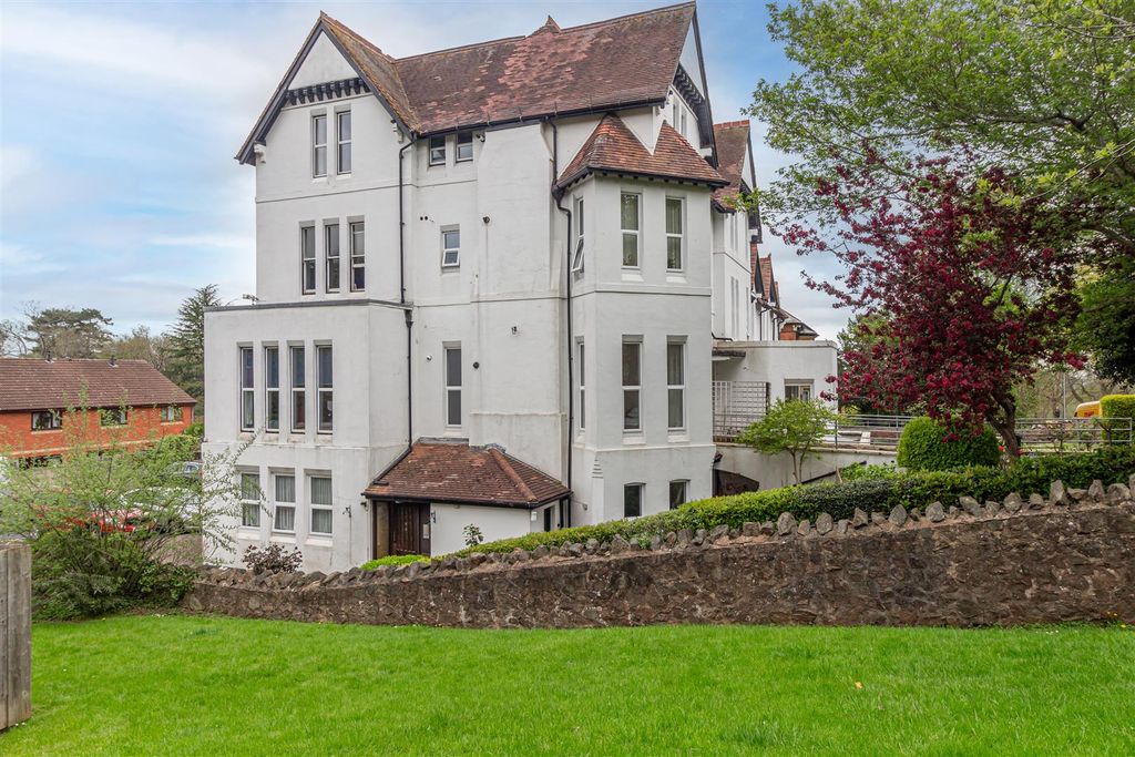 2 bed flat for saleSummerfield Court, Malvern WR14