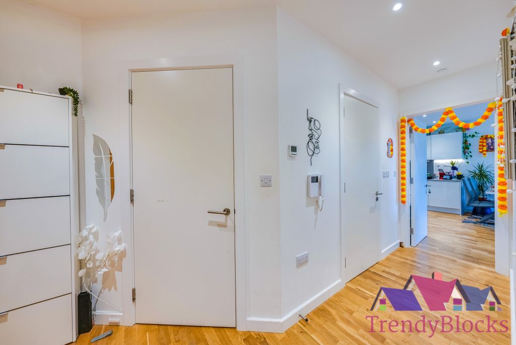 3 bed flat for saleSt. Marks Square, Bromley BR2 photo 2