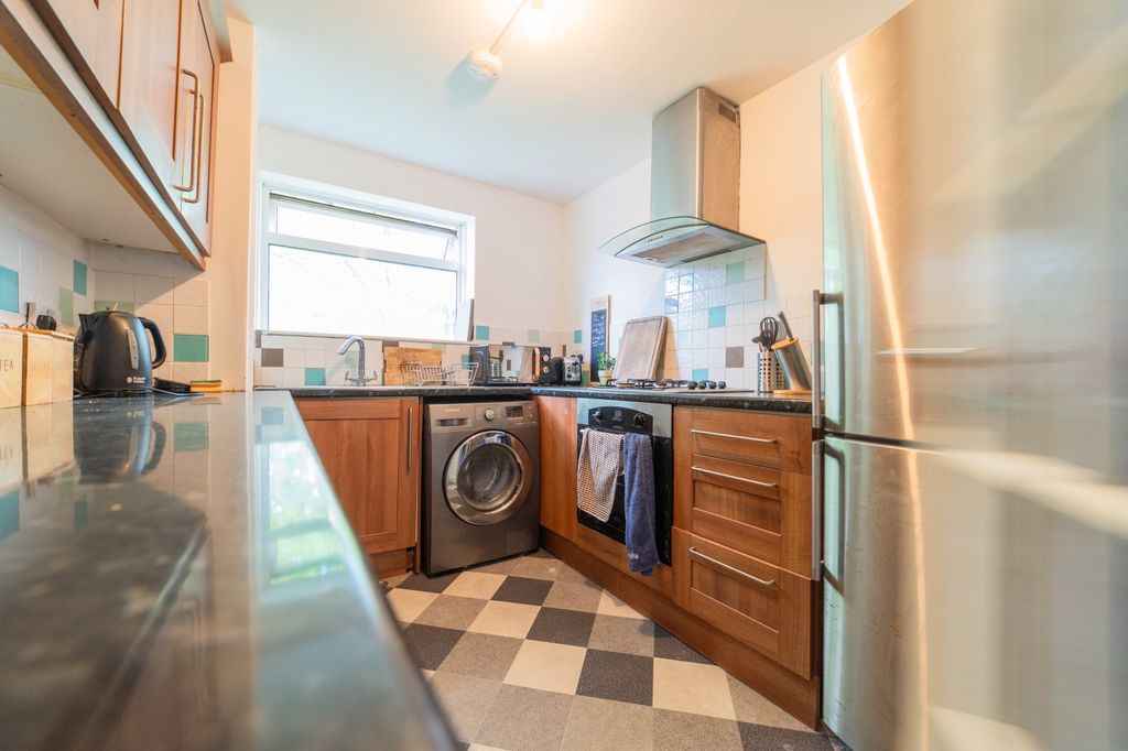 2 bed flat for saleThe Philog, Whitchurch CF14 photo 4