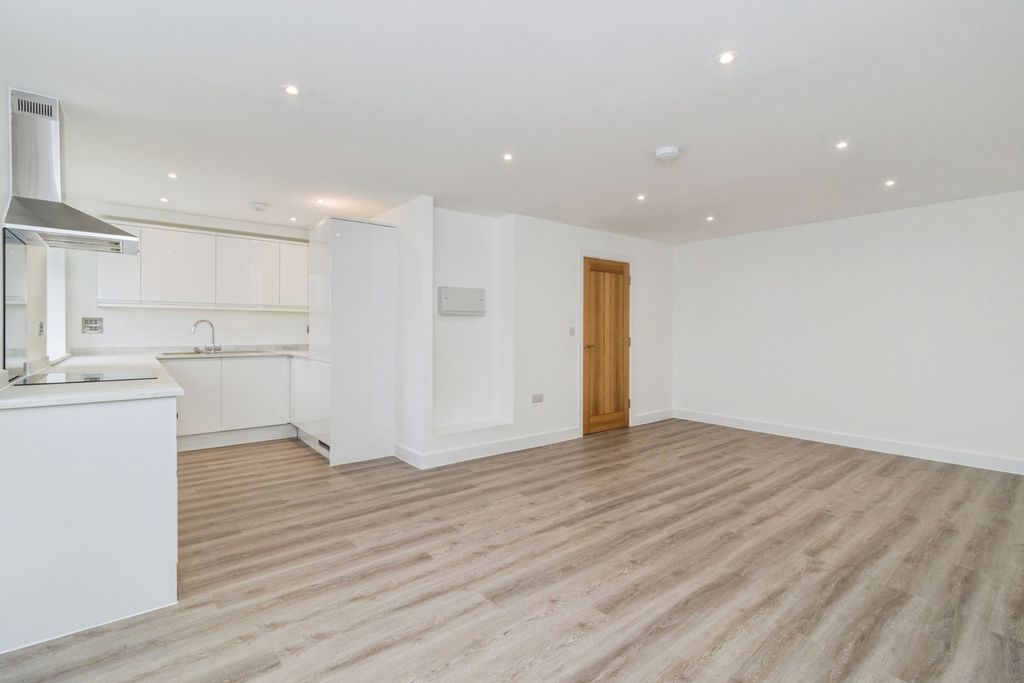 2 bed flat for saleParkers Close, Totnes, Devon TQ9 photo 4