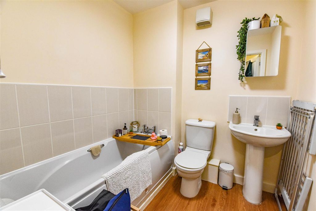 Additional image 9 of 2 bed flat for saleAlexandra Close, Dursley GL11