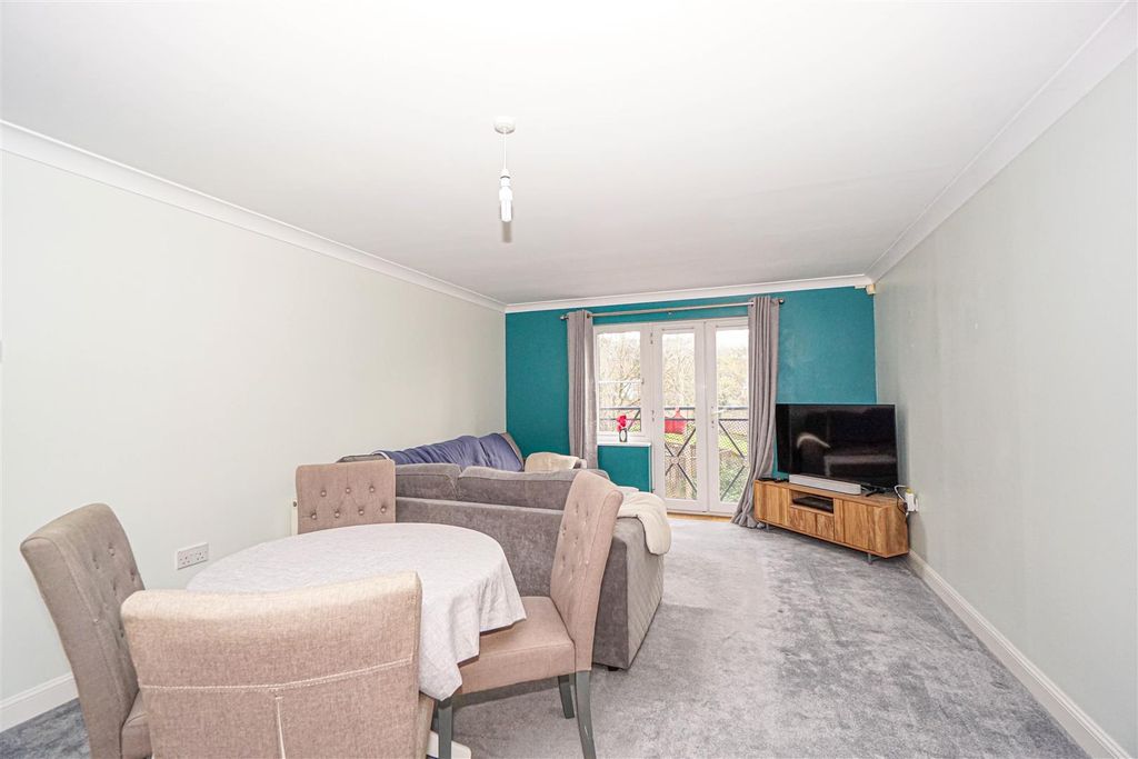 2 bed flat for saleCooden Ledge, St. Leonards-On-Sea TN38 photo 2