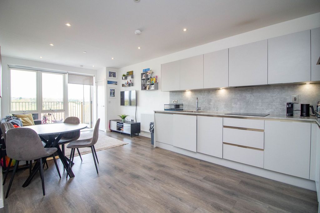 Additional image 5 of 2 bed flat for saleOxhey Drive, South Oxhey, Watford WD19
