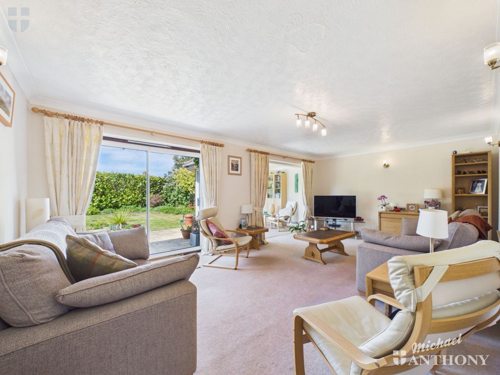 Additional image 2 of 5 bed detached house for saleKing Edward Avenue, Aylesbury HP21