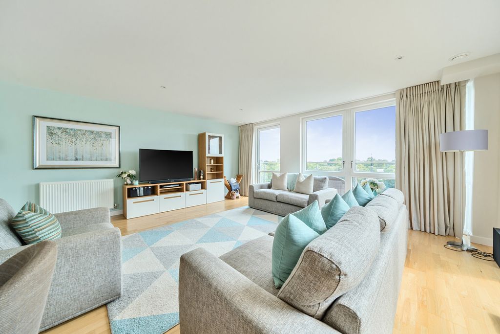 3 bed flat for saleHigh Street, Brentford, Middlesex TW8