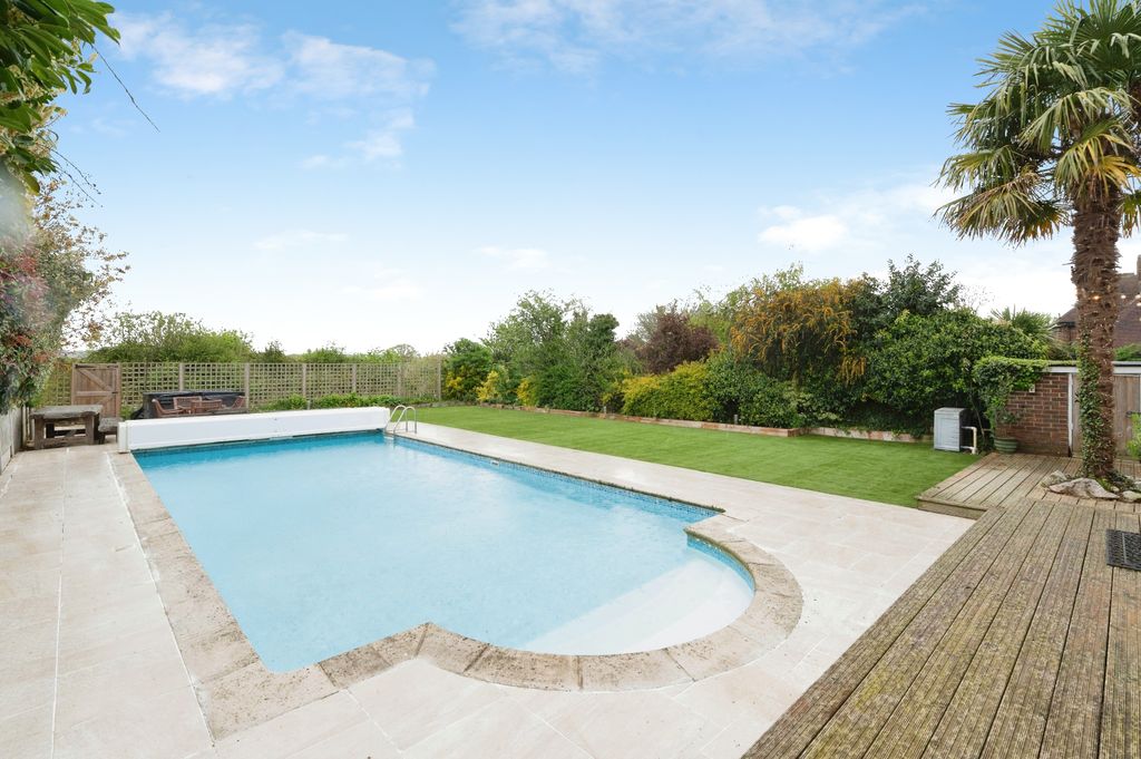 4 bed detached house for saleWash Road, Basildon SS15 photo 4