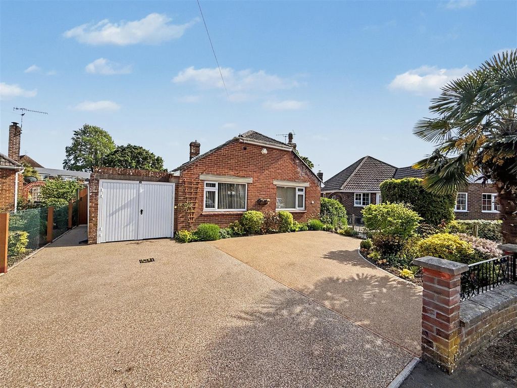 4 bed detached bungalow for saleWhite Cliff Gardens, Blandford Forum DT11