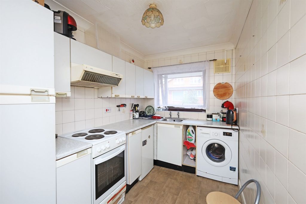 2 bed flat for saleSt Thomas Court PE21 photo 4