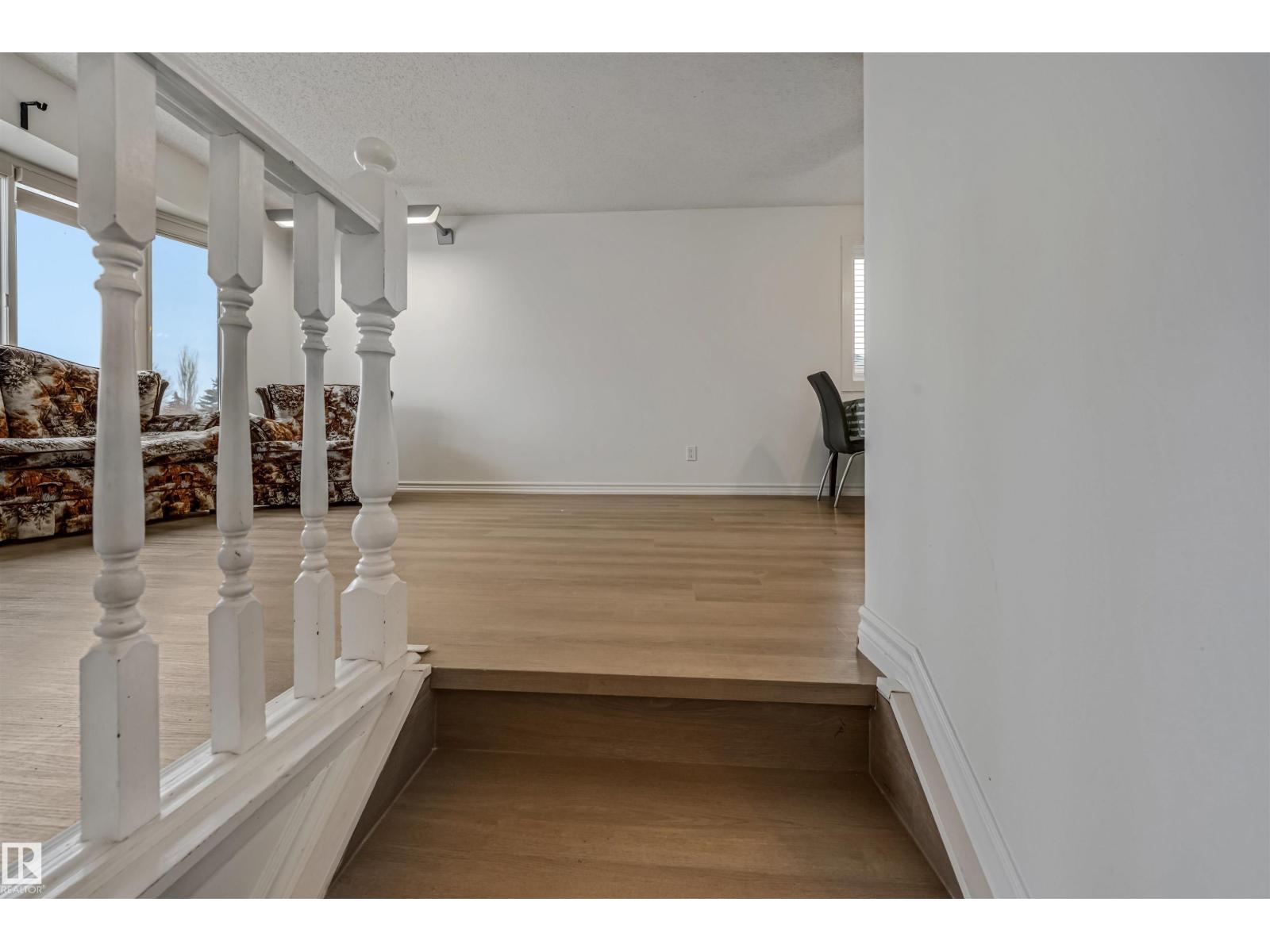 Additional image 3 of 2831 36 Street NW, Edmonton, AB, T6L3Y6