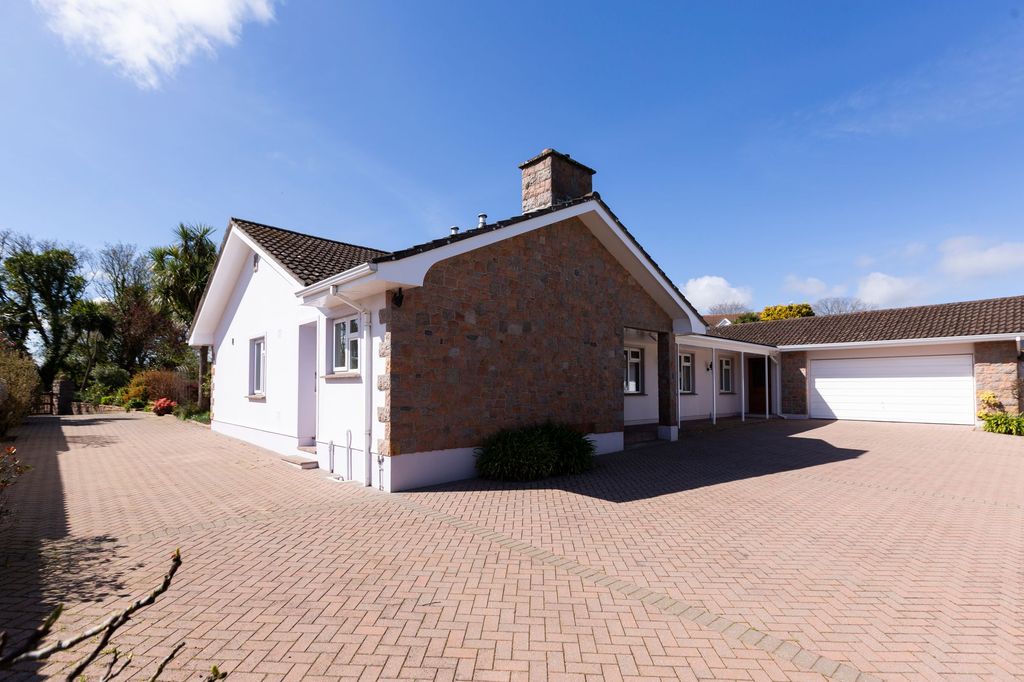 Additional image 4 of 3 bed bungalow for saleLe Parcot, La Longue Rue, St Martin JE3