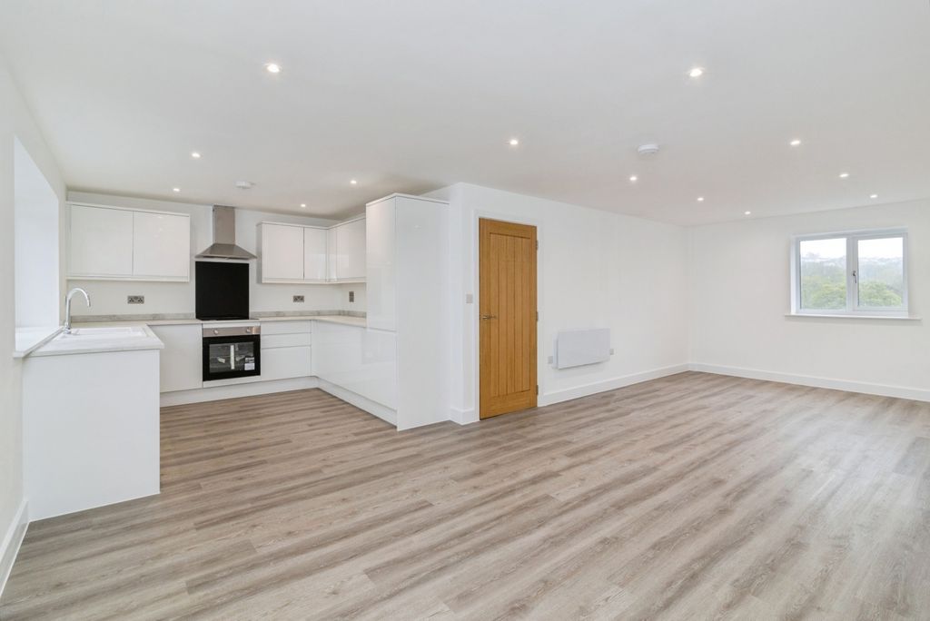 2 bed maisonette for saleParkers Close, Totnes, Devon TQ9 photo 2